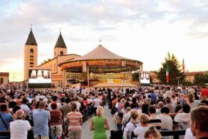 Pellegrini riuniti davanti alla chiesa di San Giacomo durante la preghiera serale a Medjugorje