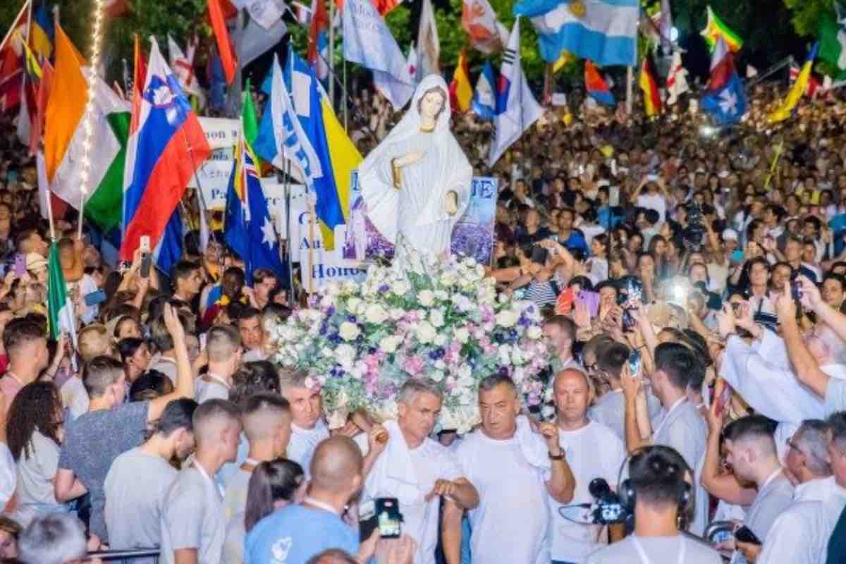 Il Festival dei Giovani avrà inizio Sabato 1 agosto 2026 agosto con la tradizionale preghiera serale presso l’altare esterno della chiesa di San Giacomo a Medjugorje