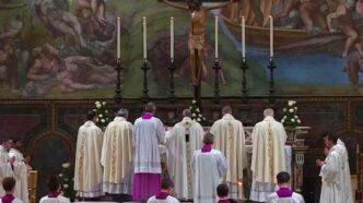 Sacerdote che celebra la messa ad orientem rivolto verso l'altare nella forma straordinaria del rito romano