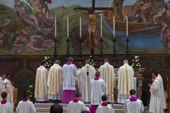 Sacerdote che celebra la messa ad orientem rivolto verso l'altare nella forma straordinaria del rito romano