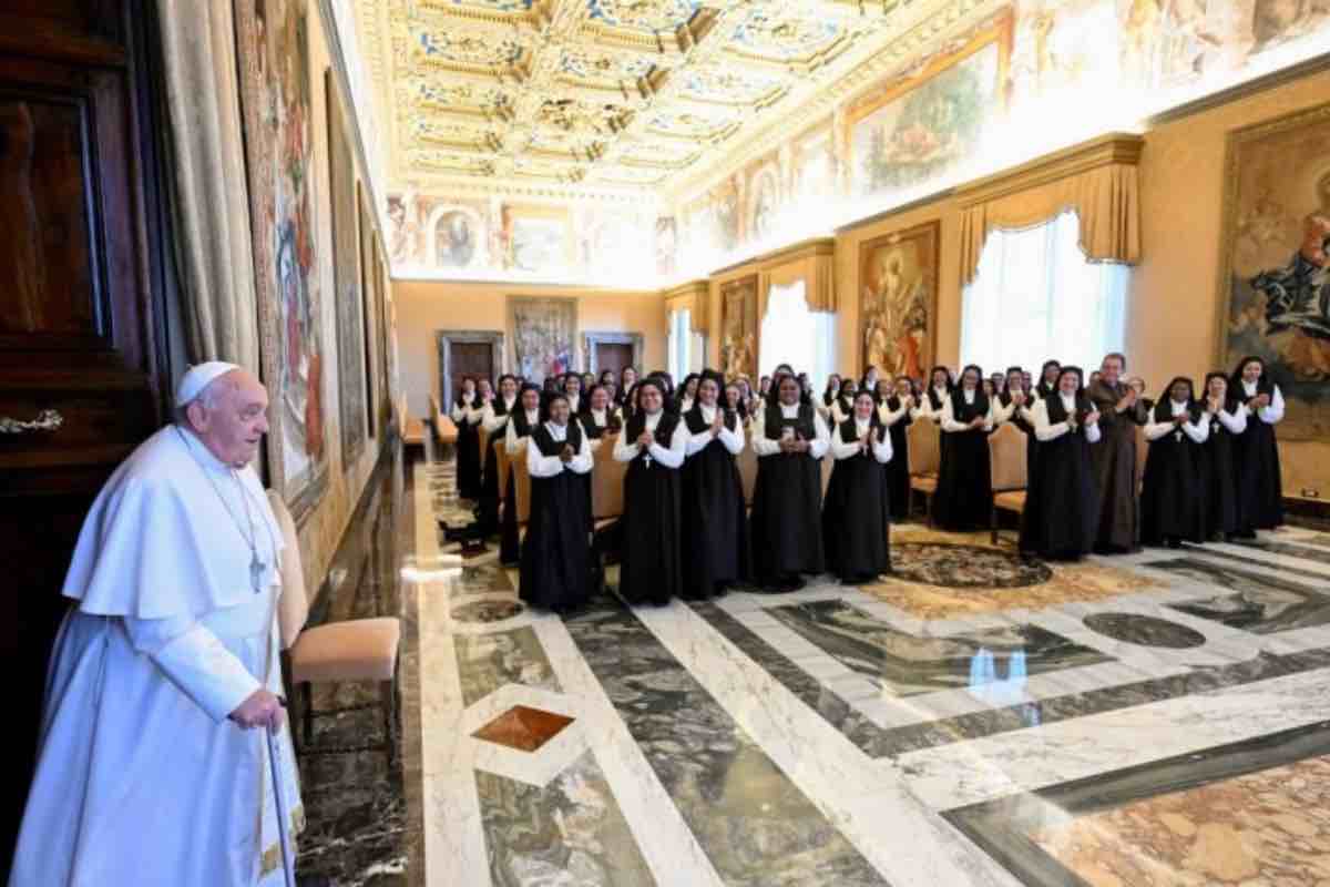 Nata in Brasile come ottava di nove figli, suor Nadir aveva vissuto una giovinezza lontana dalla fede, definendosi “punk e anarchica”. Una crisi personale l’ha spinta a entrare in chiesa e ritrovare la fede