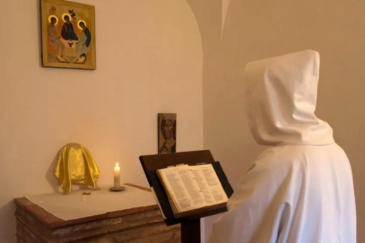 Monaco benedettino raccolto in preghiera in un monastero