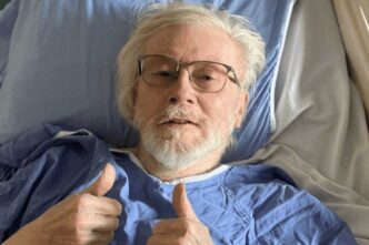 padre Larry Holland, sacerdote 79enne di Vancouver. Ricoverato dopo una caduta in bagno che gli ha causato una frattura all'anca, il religioso si è visto proporre l’eutanasia due volte durante il suo soggiorno ospedaliero
