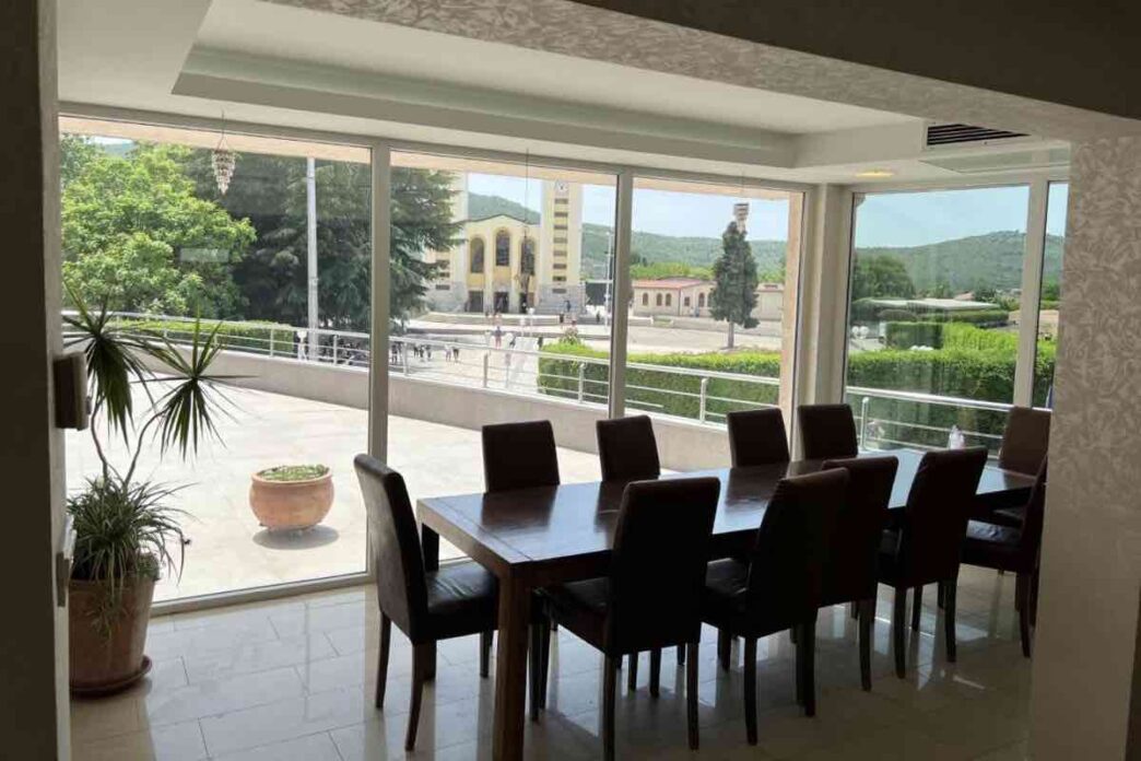 Villa Klemo si trova nel cuore di Medjgorje, di fronte alla Chiesa di San Giacomo.