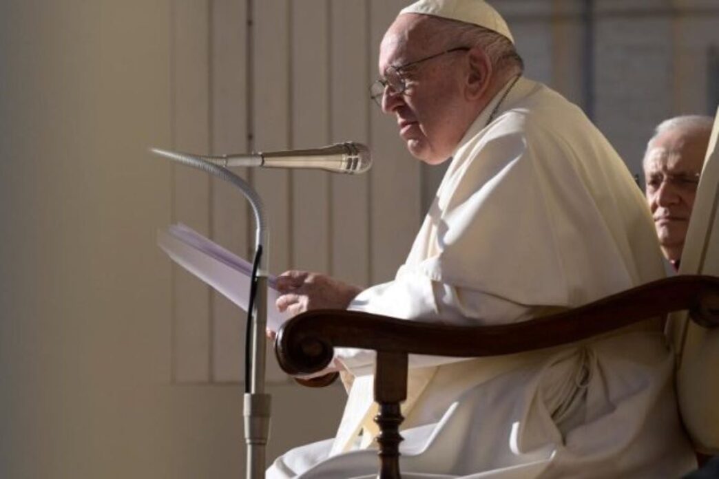 Papa Francesco durante l'udienza generale in piazza San Pietro
