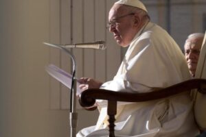 Papa Francesco durante l'udienza generale in piazza San Pietro
