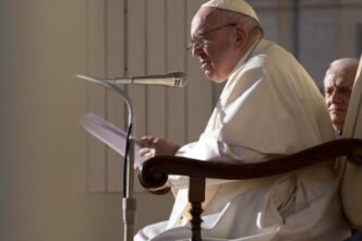 Papa Francesco durante l'udienza generale in piazza San Pietro
