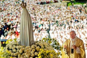 Giovanni Paolo II in preghiera davanti a un'immagine mariana