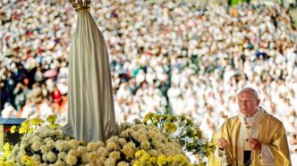 Giovanni Paolo II in preghiera davanti a un'immagine mariana