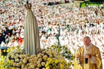 Giovanni Paolo II in preghiera davanti a un'immagine mariana