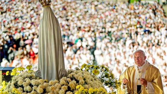 Giovanni Paolo II in preghiera davanti a un'immagine mariana
