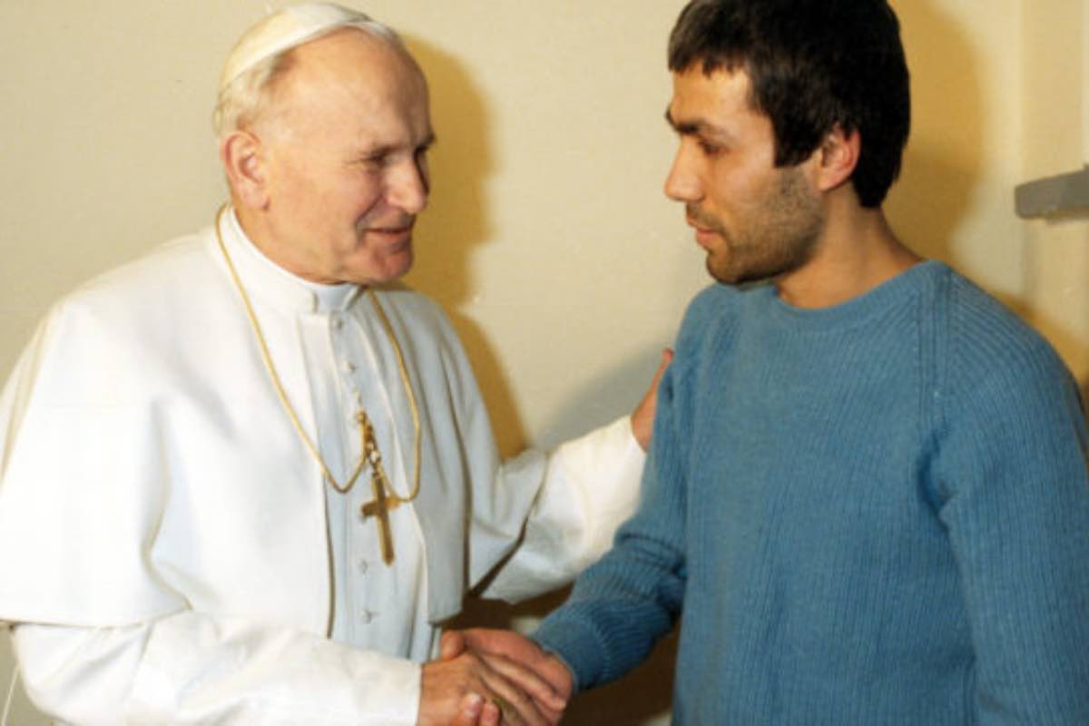 Il 17 maggio 1981, dopo giorni di preoccupazione, Giovanni Paolo II si rivolse al popolo durante la preghiera del Regina Caeli, annunciando di aver perdonato l'attentatore