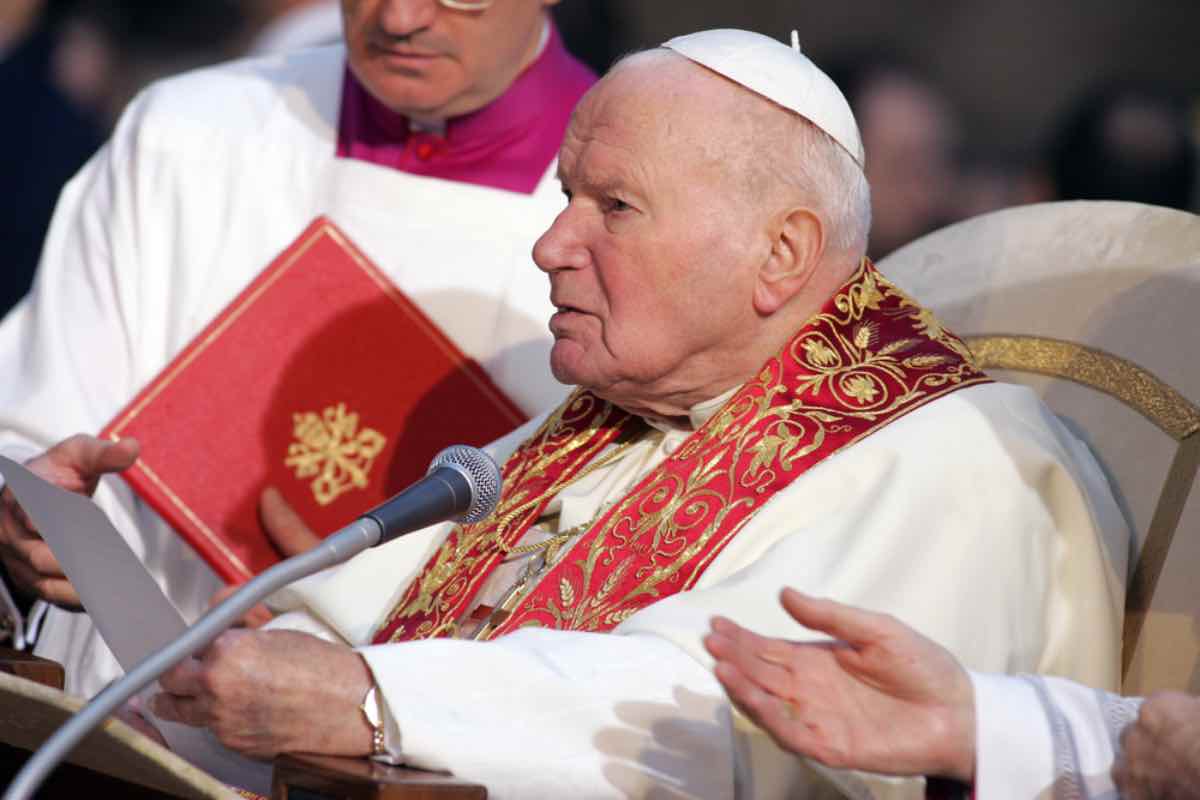 Papa Giovanni Paolo II durante un discorso ufficiale