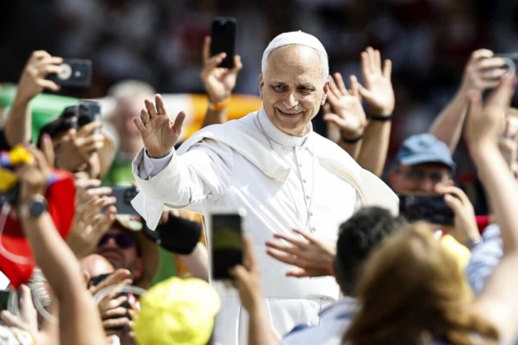 L'8 maggio 2026, Papa Leone XIV segnerà il primo anniversario del suo pontificato con un evento che riflette il suo approccio pastorale: non una celebrazione solenne in Vaticano, ma una visita carica di significato spirituale e sociale a due luoghi simbolici del sud Italia