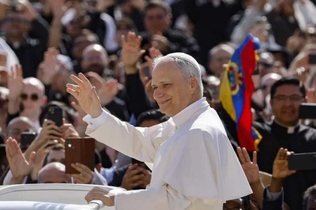Papa Leone XIV saluta i fedeli in Piazza San Pietro