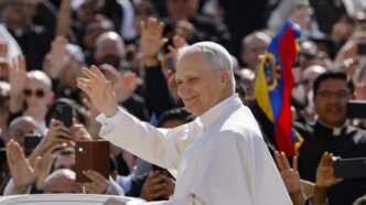 Papa Leone XIV saluta i fedeli in Piazza San Pietro
