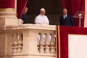 Riguardava le madri. Quelle che vivono “nelle condizioni più difficili”. Una frase breve, arrivata nel giorno della Festa della mamma, ma pronunciata con un tono che lasciava capire quanto il Papa avesse in mente situazioni molto concrete: guerre, povertà, famiglie spezzate, solitudini che spesso restano invisibili anche dentro le comunità cristiane.
