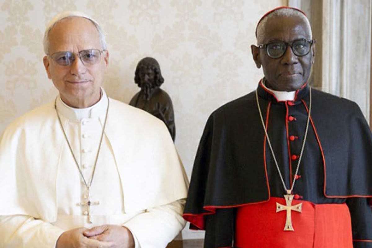 Paura continua di apparire “troppo cattolici” davanti al mondo. Sarah usa un’espressione forte: “paganesimo liquido”. Liquido perché entra ovunque senza fare rumore. Non distrugge apertamente la fede. La svuota lentamente.