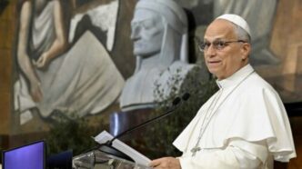 Papa Leone XIV durante l'incontro con dirigenti e dipendenti di istituti bancari nella Sala Clementina in Vaticano
