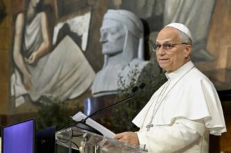Papa Leone XIV durante l'incontro con dirigenti e dipendenti di istituti bancari nella Sala Clementina in Vaticano