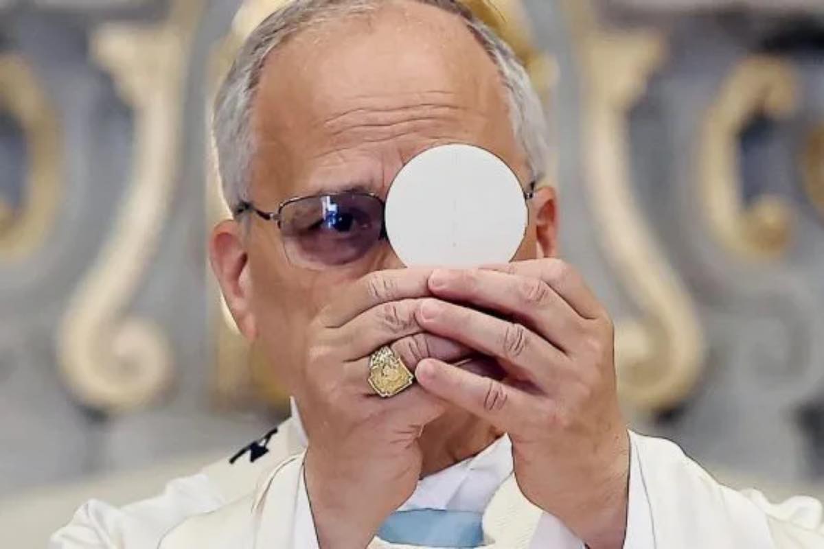 La preghiera diventa il motore di una trasformazione che deve coinvolgere tutta la comunità cristiana. La "logica del consumo egoistico" deve essere sostituita dalla "cultura della solidarietà"
