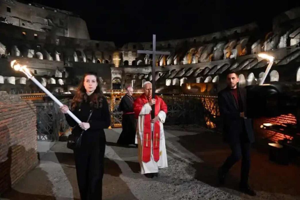Papa Leone XIV è entrato nella vita della Chiesa quasi senza costruzione mediatica. Fino all’8 maggio 2025, Robert Prevost era conosciuto soprattutto negli ambienti vaticani. Poi il conclave, il nome scelto, la prima apparizione dalla loggia di San Pietro
