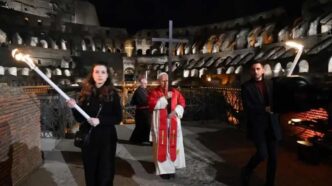 Papa Leone XIV è entrato nella vita della Chiesa quasi senza costruzione mediatica. Fino all’8 maggio 2025, Robert Prevost era conosciuto soprattutto negli ambienti vaticani. Poi il conclave, il nome scelto, la prima apparizione dalla loggia di San Pietro