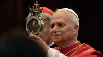 Il sangue di San Gennaro era già liquefatto quando Leone XIV è entrato nel Duomo di Napoli. Il Papa ha preso la teca tra le mani e l’ha mostrata ai fedeli con un sorriso appena accennato