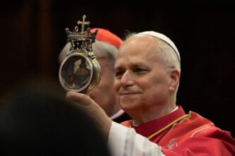 Il sangue di San Gennaro era già liquefatto quando Leone XIV è entrato nel Duomo di Napoli. Il Papa ha preso la teca tra le mani e l’ha mostrata ai fedeli con un sorriso appena accennato
