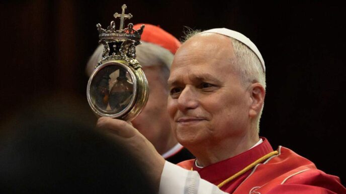 Il sangue di San Gennaro era già liquefatto quando Leone XIV è entrato nel Duomo di Napoli. Il Papa ha preso la teca tra le mani e l’ha mostrata ai fedeli con un sorriso appena accennato