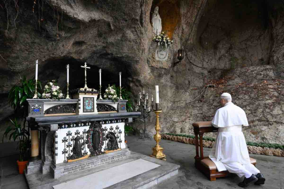 Papa Leone nella grotta di Lourdes