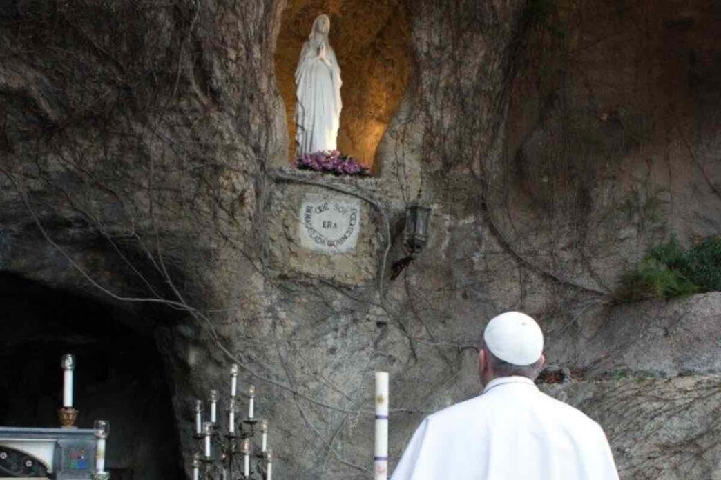 Papa Leone in preghiera alla Grotta di Lourdes nei giardini vaticani durante la recita del rosario