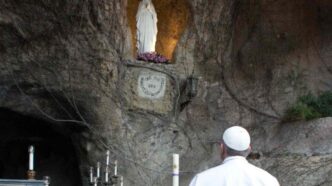 Papa Leone in preghiera alla Grotta di Lourdes nei giardini vaticani durante la recita del rosario