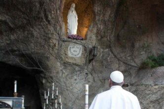 Papa Leone in preghiera alla Grotta di Lourdes nei giardini vaticani durante la recita del rosario
