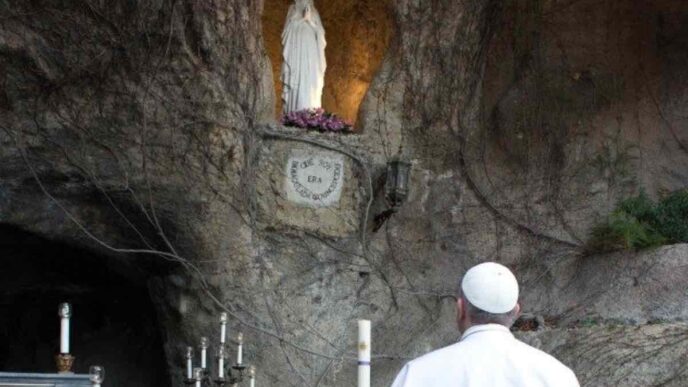 Papa Leone in preghiera alla Grotta di Lourdes nei giardini vaticani durante la recita del rosario