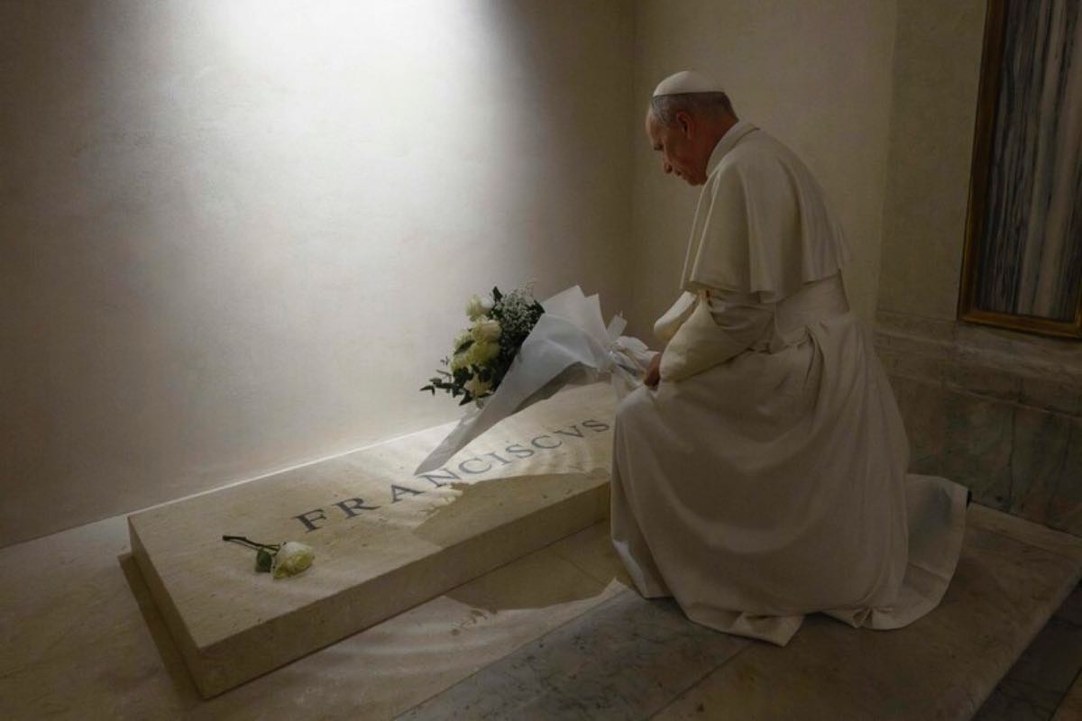 In questo primo anno il suo pontificato ha preso forma attraverso immagini molto precise: il silenzio davanti alla tomba di Francesco, le folle di giovani a Tor Vergata, i viaggi nei luoghi feriti dalla guerra o dalla povertà, la croce portata al Colosseo durante la Via Crucis