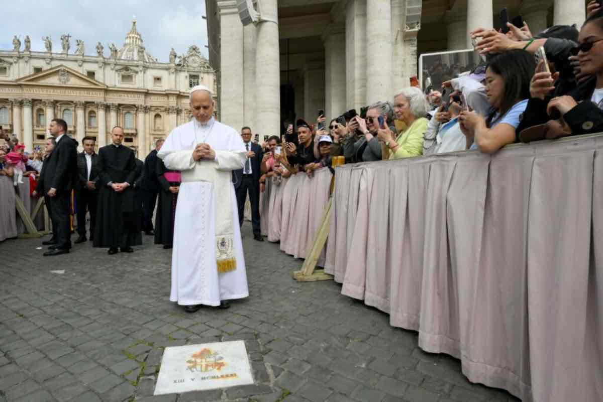 Il Papa ha iniziato l’udienza di ieri con un pensiero speciale a Giovanni Paolo II, a 45 anni dall’attentato che cambiò la storia.