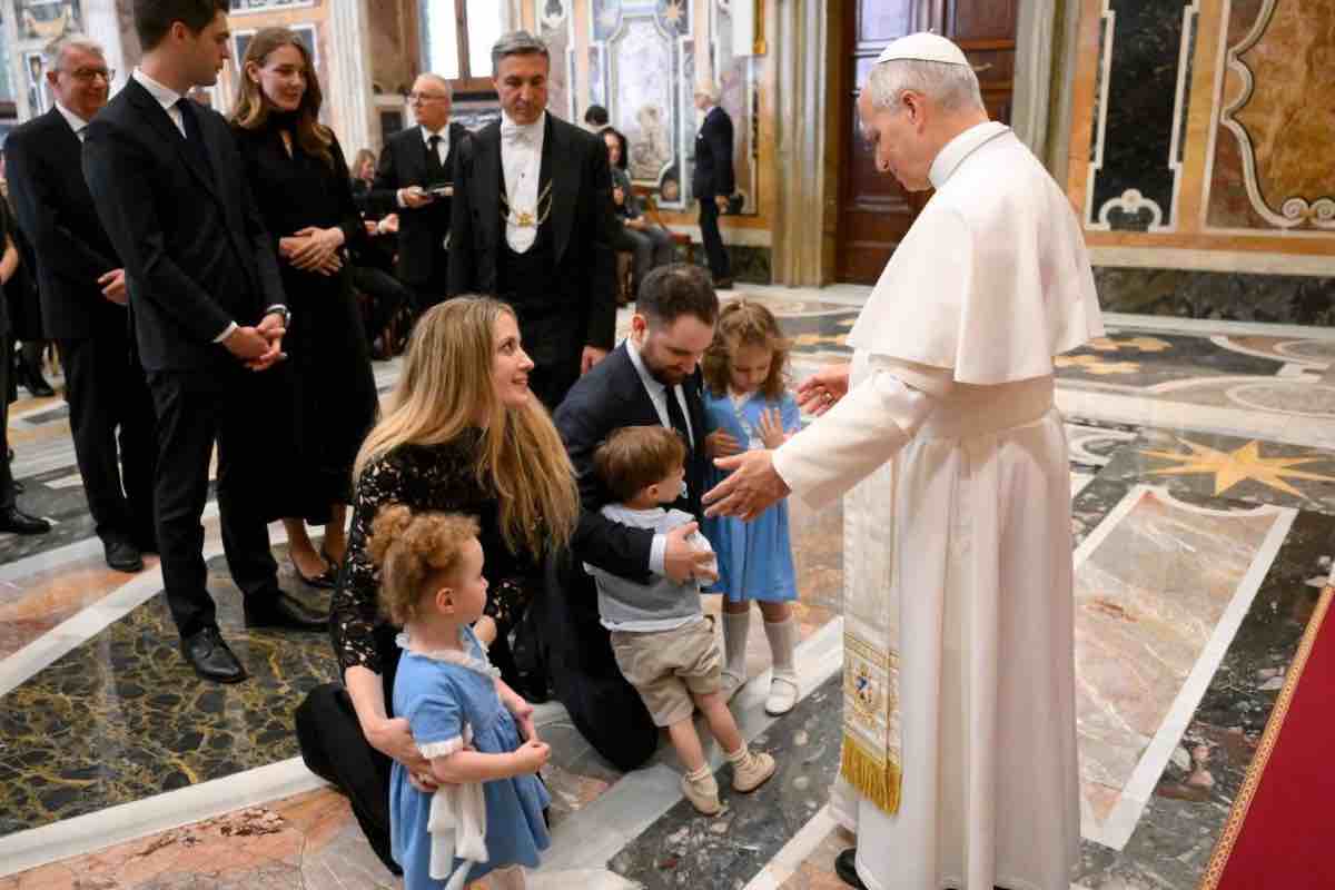 La questione, dunque, viene presentata come una crisi che coinvolge contemporaneamente nascite, educazione e trasmissione di valori.
