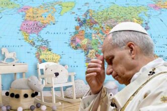 Papa Leone XIV collega la crisi demografica europea al rifiuto dell’ispirazione cristiana e richiama famiglia, natalità e futuro.
