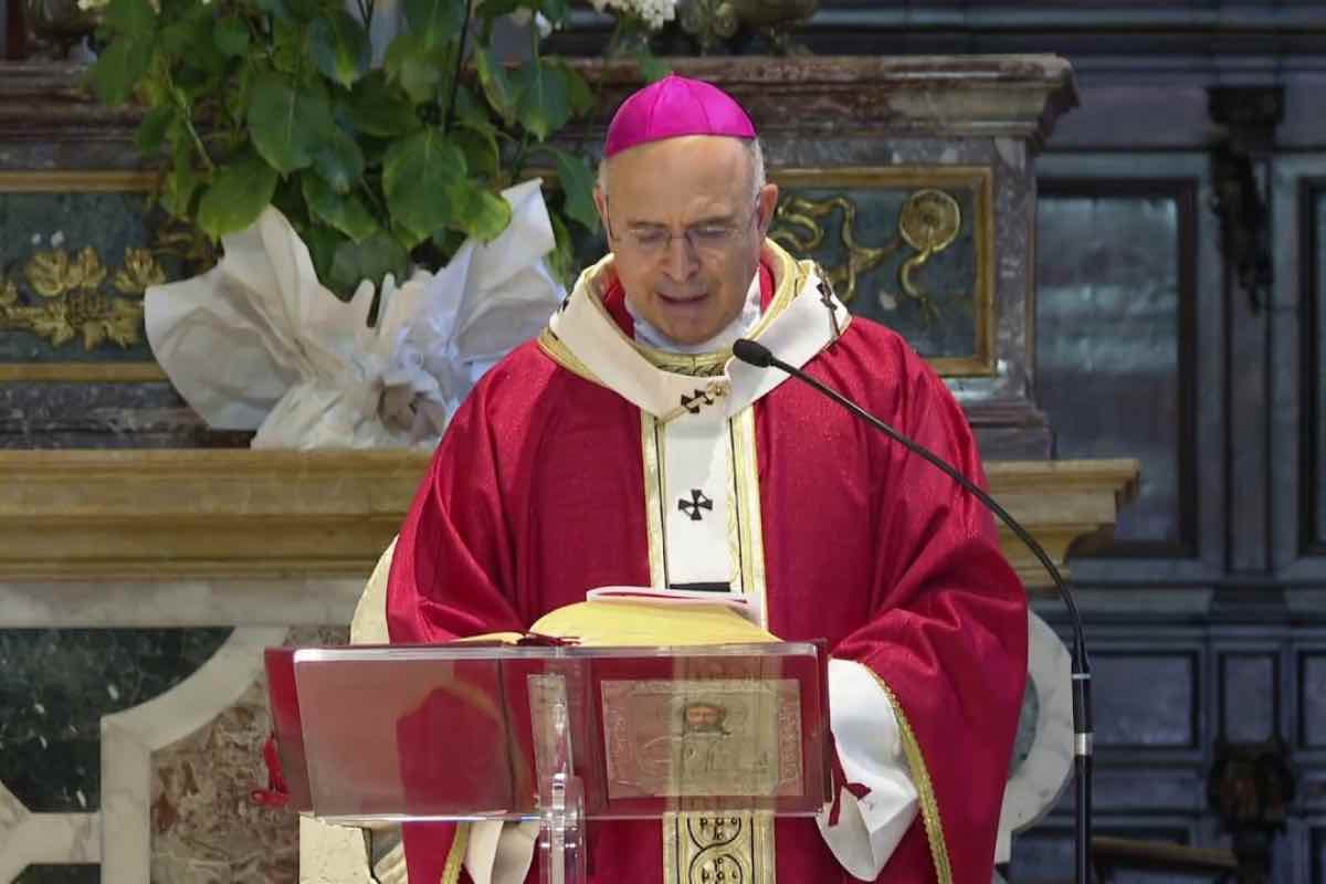 Paramenti liturgici rossi durante la celebrazione della Pentecoste
