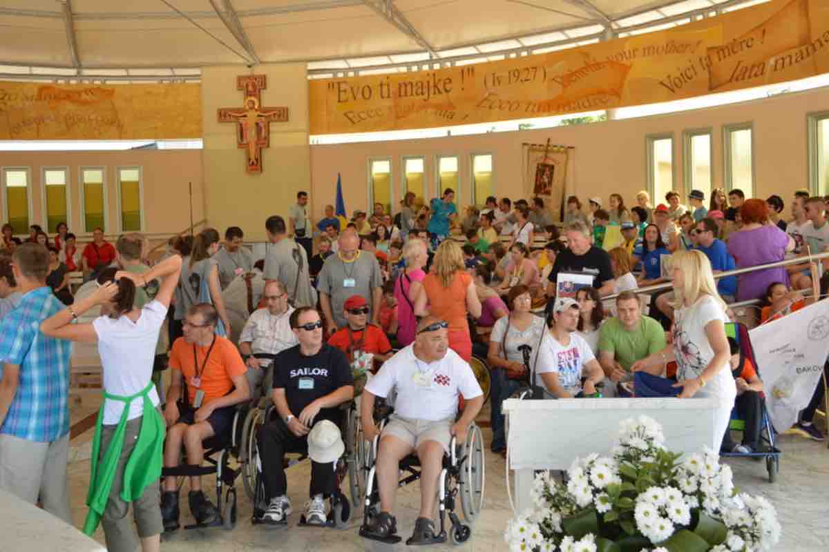 Sabato mattina il rosario si svolgerà sul Monte delle Apparizioni. Chi non potrà salire sarà accolto presso la Croce Blu, dove una preghiera parallela permetterà a tutti di partecipare