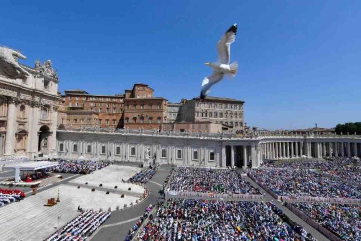 Fedeli in preghiera durante l’omelia di Papa Leone XIV nella solennità di Pentecoste