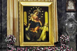 La storia della Madonna del Rosario di Pompei passa da un uomo che aveva perso la strada, da un quadro quasi distrutto e da una città che allora viveva lontana dai grandi pellegrinaggi che oggi la attraversano ogni giorno. Bartolo Longo non era un sacerdote, non era un teologo. Era un uomo inquieto, segnato da anni difficili e da ambienti che lui stesso avrebbe poi rinnegato pubblicamente