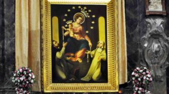 La storia della Madonna del Rosario di Pompei passa da un uomo che aveva perso la strada, da un quadro quasi distrutto e da una città che allora viveva lontana dai grandi pellegrinaggi che oggi la attraversano ogni giorno. Bartolo Longo non era un sacerdote, non era un teologo. Era un uomo inquieto, segnato da anni difficili e da ambienti che lui stesso avrebbe poi rinnegato pubblicamente