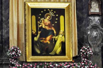 La storia della Madonna del Rosario di Pompei passa da un uomo che aveva perso la strada, da un quadro quasi distrutto e da una città che allora viveva lontana dai grandi pellegrinaggi che oggi la attraversano ogni giorno. Bartolo Longo non era un sacerdote, non era un teologo. Era un uomo inquieto, segnato da anni difficili e da ambienti che lui stesso avrebbe poi rinnegato pubblicamente