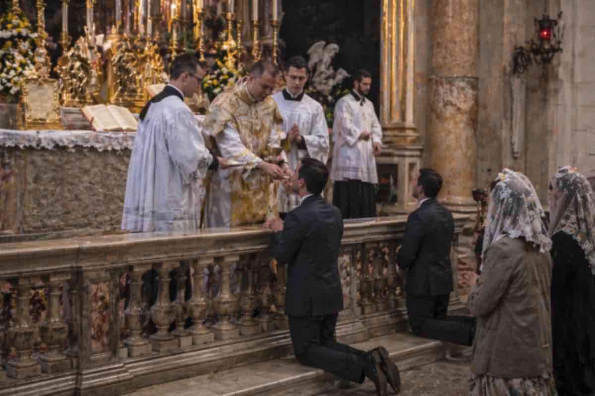 Fedeli in preghiera davanti all'altare durante una messa del primo venerdì del mese