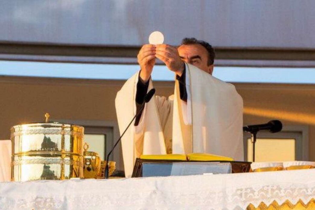 Ogni volta che partecipiamo alla Messa, abbiamo l'opportunità di entrare in un incontro unico con Cristo. Tuttavia, a volte ci perdiamo nei dettagli, nella routine, o nelle distrazioni quotidiane che ci impediscono di vivere pienamente questo momento