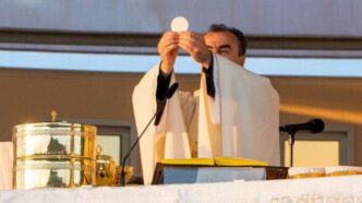 Ogni volta che partecipiamo alla Messa, abbiamo l'opportunità di entrare in un incontro unico con Cristo. Tuttavia, a volte ci perdiamo nei dettagli, nella routine, o nelle distrazioni quotidiane che ci impediscono di vivere pienamente questo momento