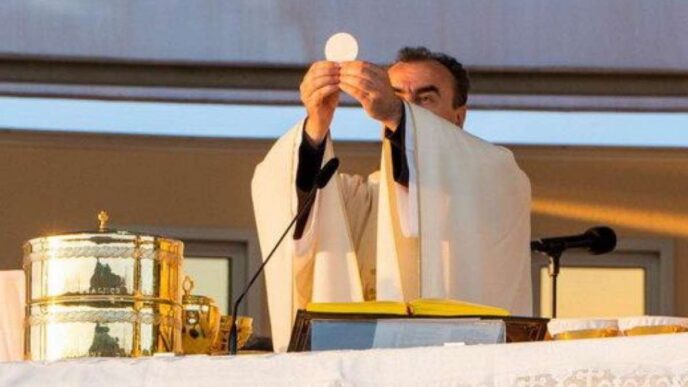 Ogni volta che partecipiamo alla Messa, abbiamo l'opportunità di entrare in un incontro unico con Cristo. Tuttavia, a volte ci perdiamo nei dettagli, nella routine, o nelle distrazioni quotidiane che ci impediscono di vivere pienamente questo momento