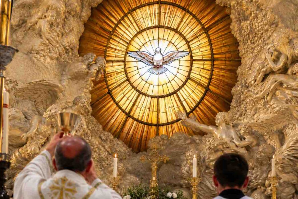 Raffigurazione dello Spirito Santo con la colomba durante una celebrazione liturgica